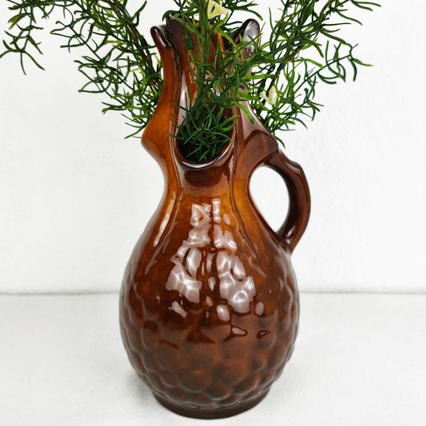 Midcentury Vase für 4 Blumen Zweige vintage braun Glanz Keramik Gesteck Griff Henkel organisch brutalistisch ausgefallen "Baum-Herz" Blumenfrosch Ikebana