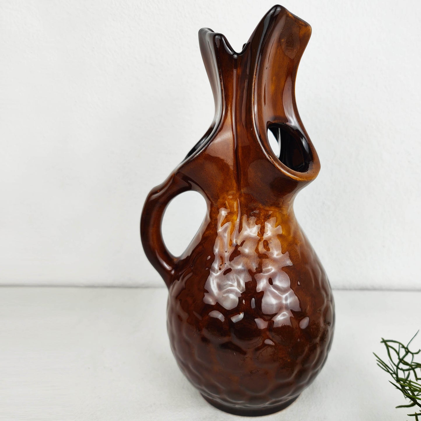 Midcentury Vase für 4 Blumen Zweige vintage braun Glanz Keramik Gesteck Griff Henkel organisch brutalistisch ausgefallen "Baum-Herz" Blumenfrosch Ikebana