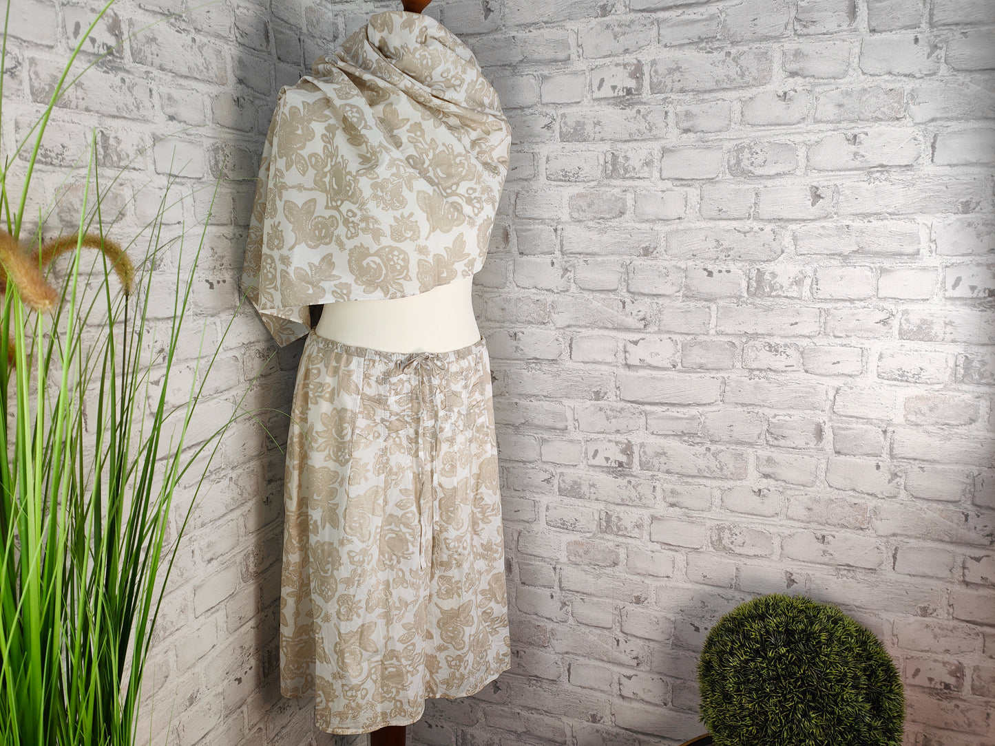 2-teiliges Outfit Set Sommerrock gemustert Baumwolle weiß beige & passendes Tuch Urlaubsgarderobe Blumenmuster leichtes Tuch Rock Blumen Sommer Style Bundle Kleidung Kombination