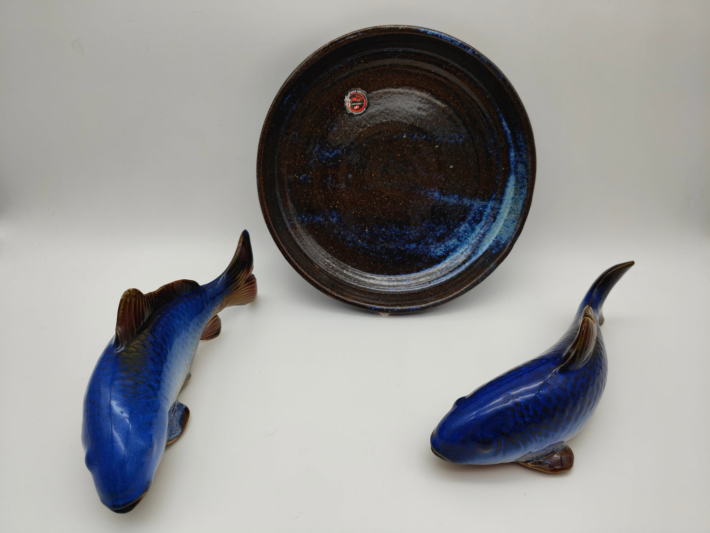 Ensemble décoratif 3 pièces paire de poissons en céramique avec assiette Danish Design Maj Isenkram figure sculpture bleu marron horoscope signe du zodiaque maritime nautique animaux figures aquarium Scandi meubles Danemark