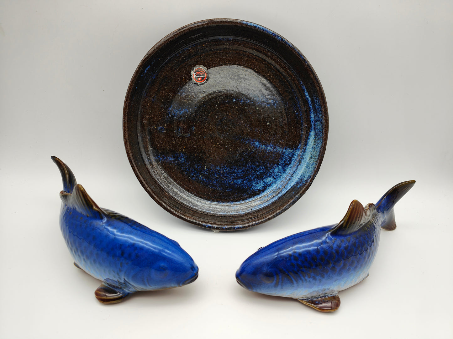 Ensemble décoratif 3 pièces paire de poissons en céramique avec assiette Danish Design Maj Isenkram figure sculpture bleu marron horoscope signe du zodiaque maritime nautique animaux figures aquarium Scandi meubles Danemark