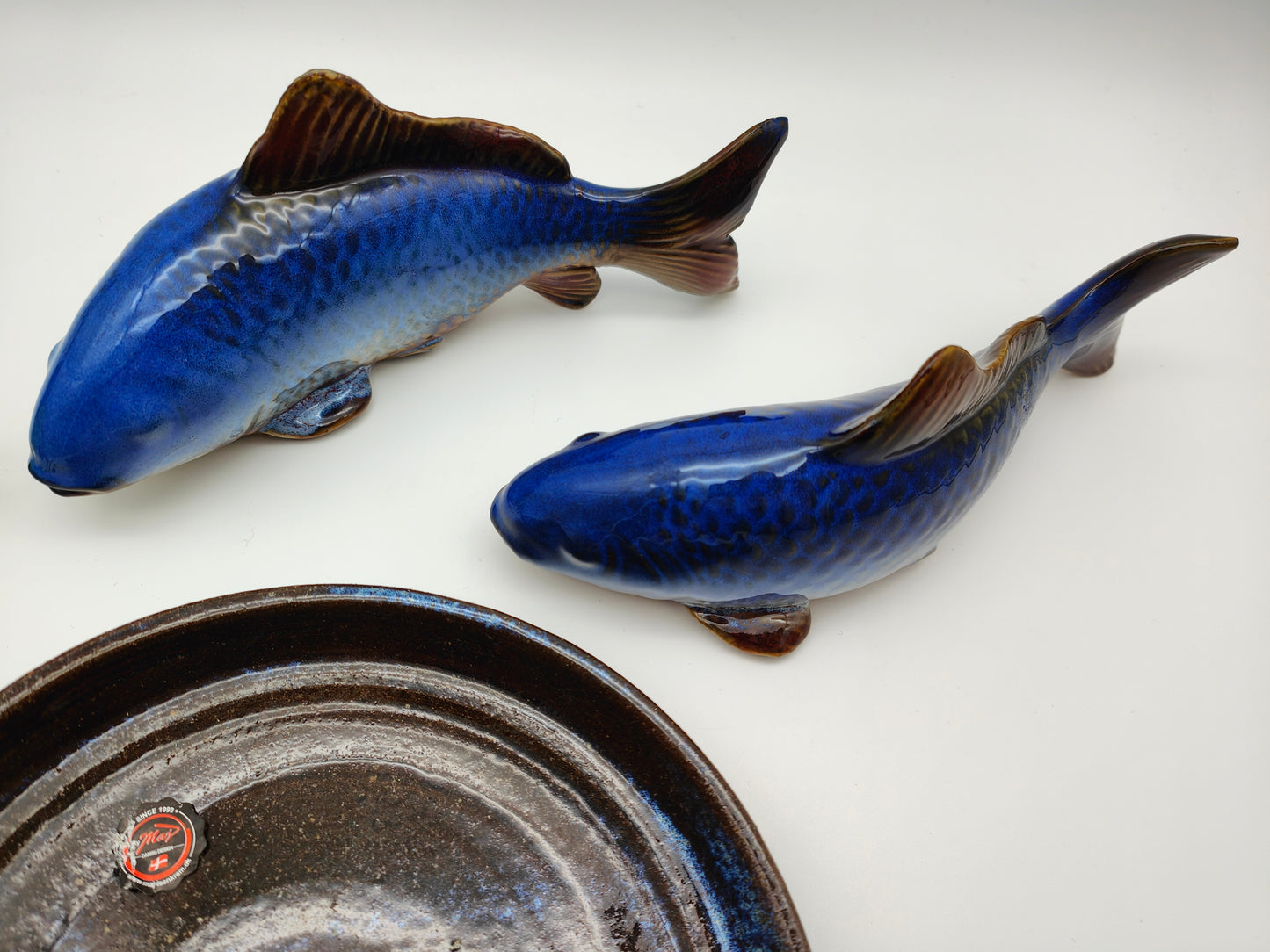 Ensemble décoratif 3 pièces paire de poissons en céramique avec assiette Danish Design Maj Isenkram figure sculpture bleu marron horoscope signe du zodiaque maritime nautique animaux figures aquarium Scandi meubles Danemark