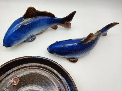 Ensemble décoratif 3 pièces paire de poissons en céramique avec assiette Danish Design Maj Isenkram figure sculpture bleu marron horoscope signe du zodiaque maritime nautique animaux figures aquarium Scandi meubles Danemark