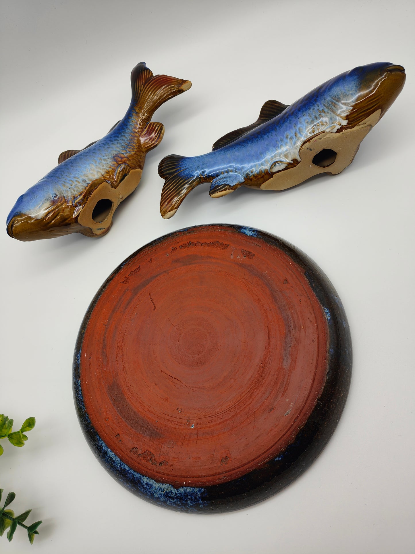 Ensemble décoratif 3 pièces paire de poissons en céramique avec assiette Danish Design Maj Isenkram figure sculpture bleu marron horoscope signe du zodiaque maritime nautique animaux figures aquarium Scandi meubles Danemark