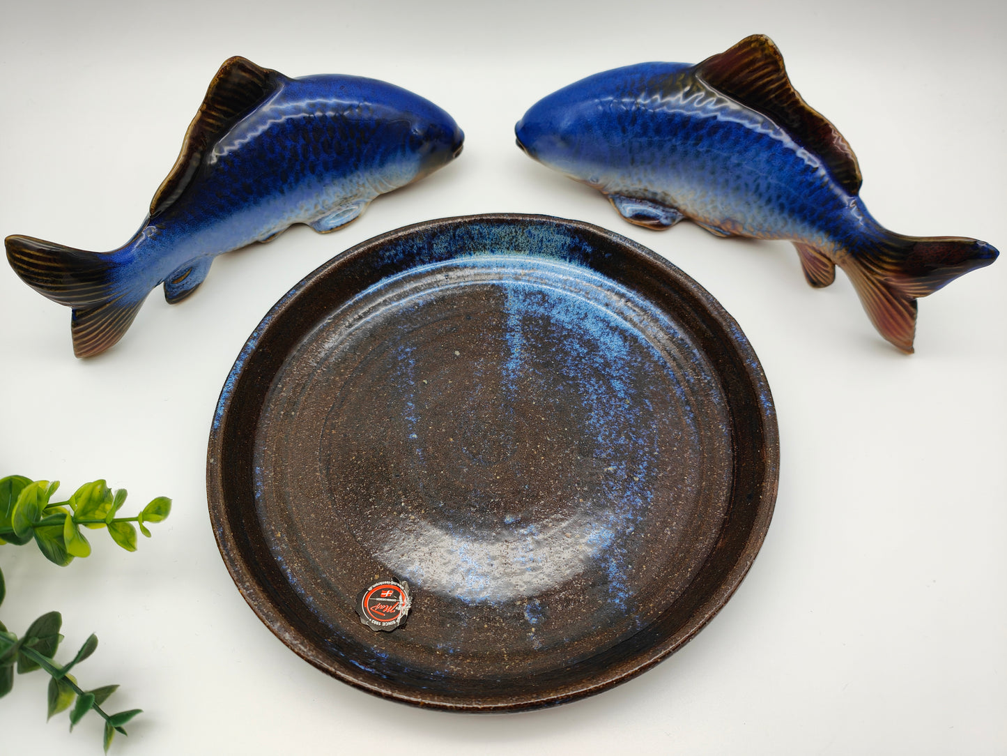 Ensemble décoratif 3 pièces paire de poissons en céramique avec assiette Danish Design Maj Isenkram figure sculpture bleu marron horoscope signe du zodiaque maritime nautique animaux figures aquarium Scandi meubles Danemark