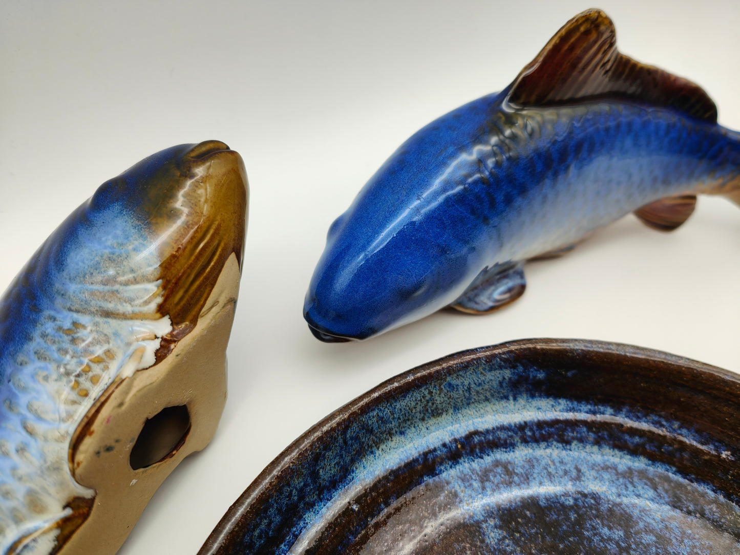 Ensemble décoratif 3 pièces paire de poissons en céramique avec assiette Danish Design Maj Isenkram figure sculpture bleu marron horoscope signe du zodiaque maritime nautique animaux figures aquarium Scandi meubles Danemark