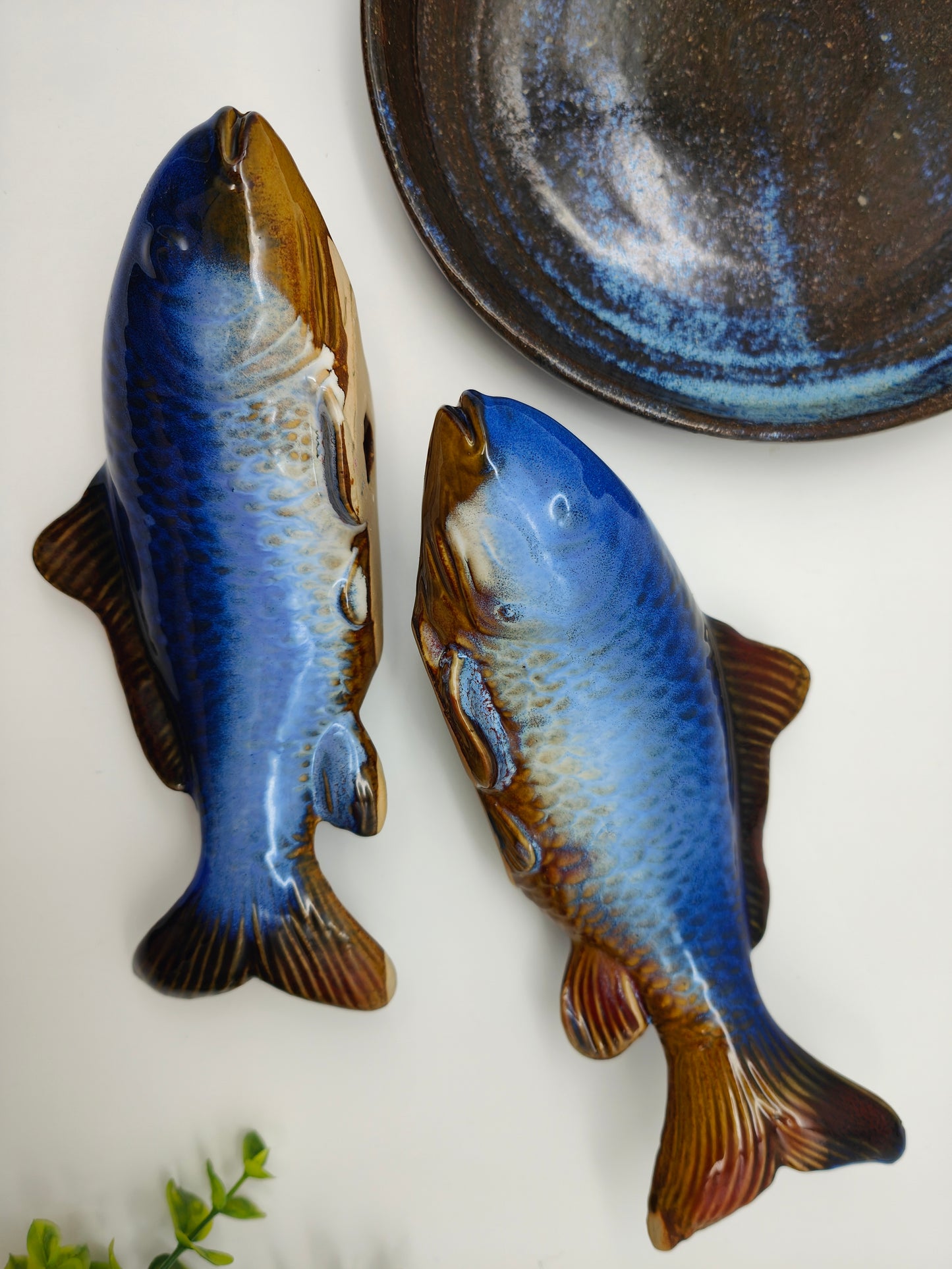 Ensemble décoratif 3 pièces paire de poissons en céramique avec assiette Danish Design Maj Isenkram figure sculpture bleu marron horoscope signe du zodiaque maritime nautique animaux figures aquarium Scandi meubles Danemark