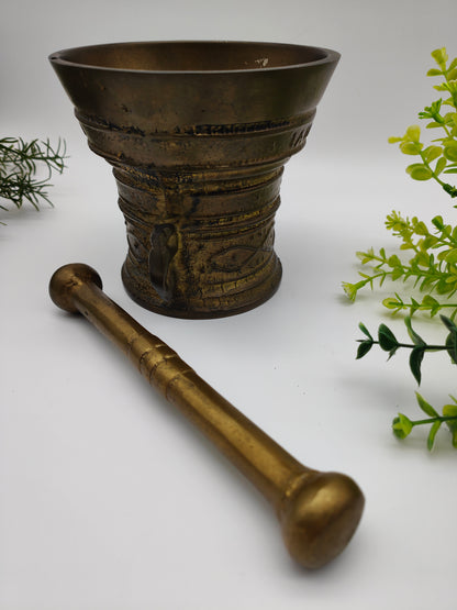 Mörser mit Pistill Stößel Aufschrift Latein Messing Apotheke Hexe Trank Deko Kessel Kräuter Wicca Landhaus cottagecore academia witchcore