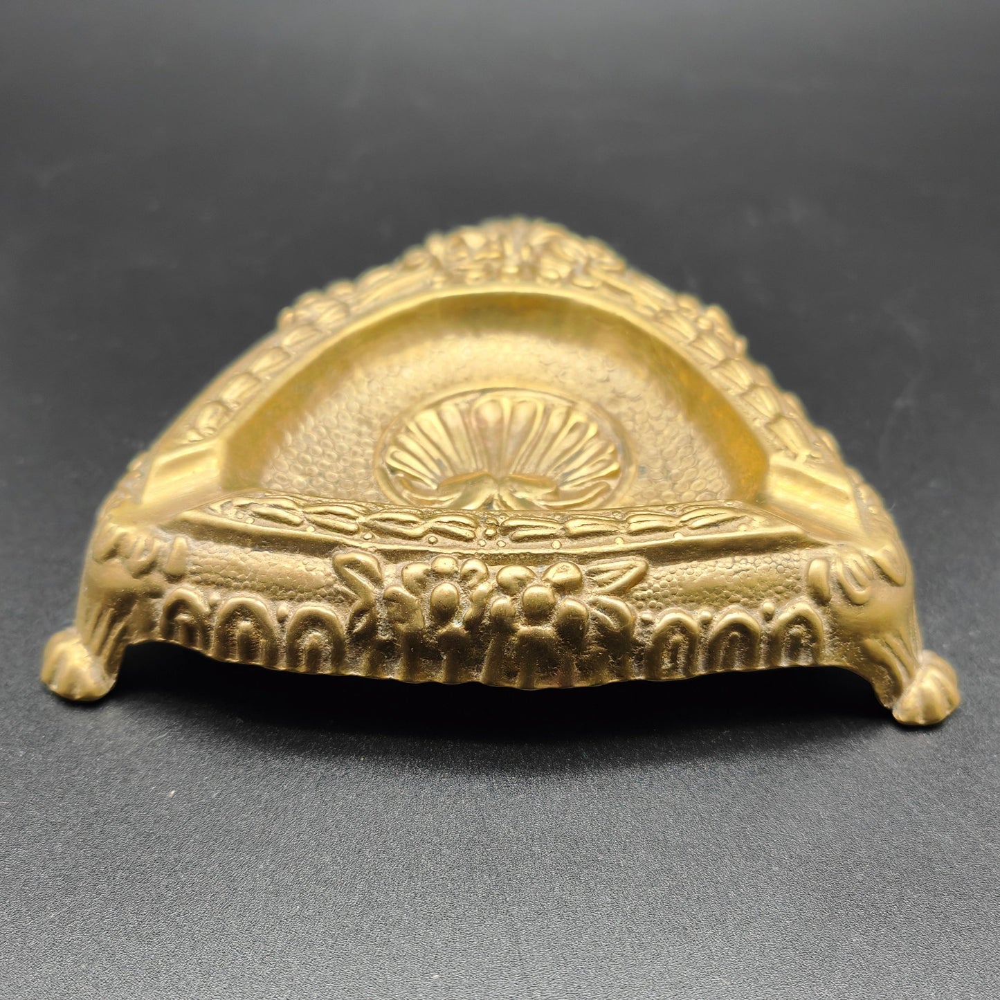 Cendrier Chippendale pieds de lion coquille relief floral trépied laiton baroque Hollywood Regency triangulaire français vintage Art Nouveau