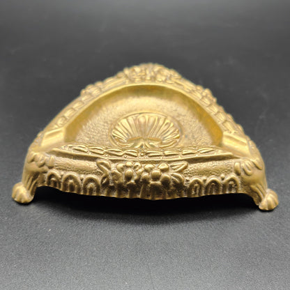 Cendrier Chippendale pieds de lion coquille relief floral trépied laiton baroque Hollywood Regency triangulaire français vintage Art Nouveau