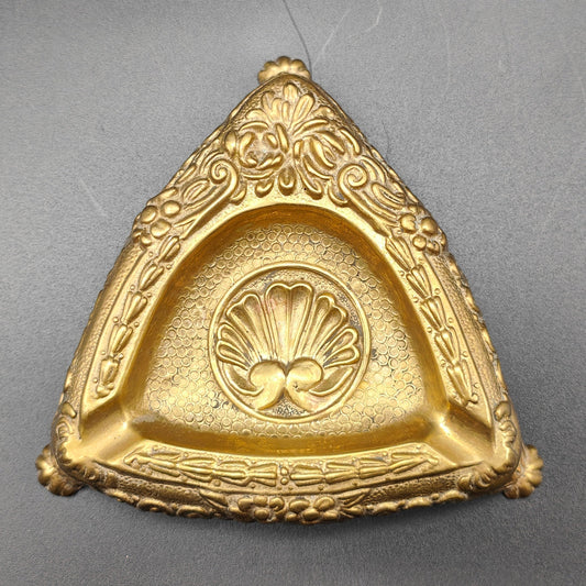 Ashtray Chippendale lion's feet shell floral relief tripod brass baroque Hollywood Regency triangular French vintage Art Nouveau