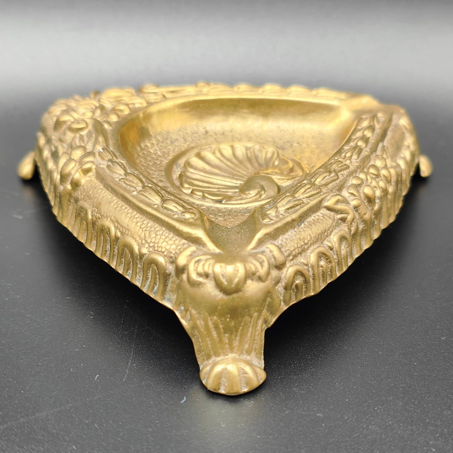 Cendrier Chippendale pieds de lion coquille relief floral trépied laiton baroque Hollywood Regency triangulaire français vintage Art Nouveau
