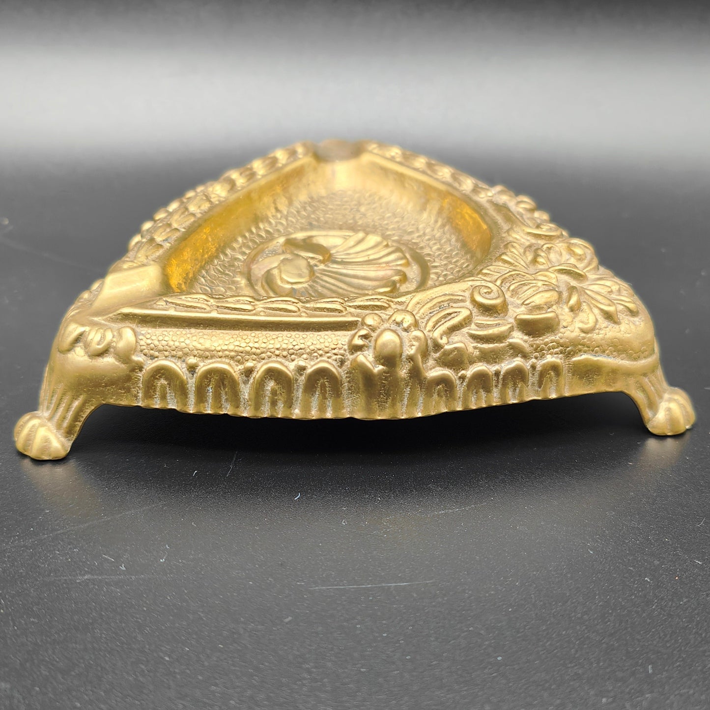 Cendrier Chippendale pieds de lion coquille relief floral trépied laiton baroque Hollywood Regency triangulaire français vintage Art Nouveau