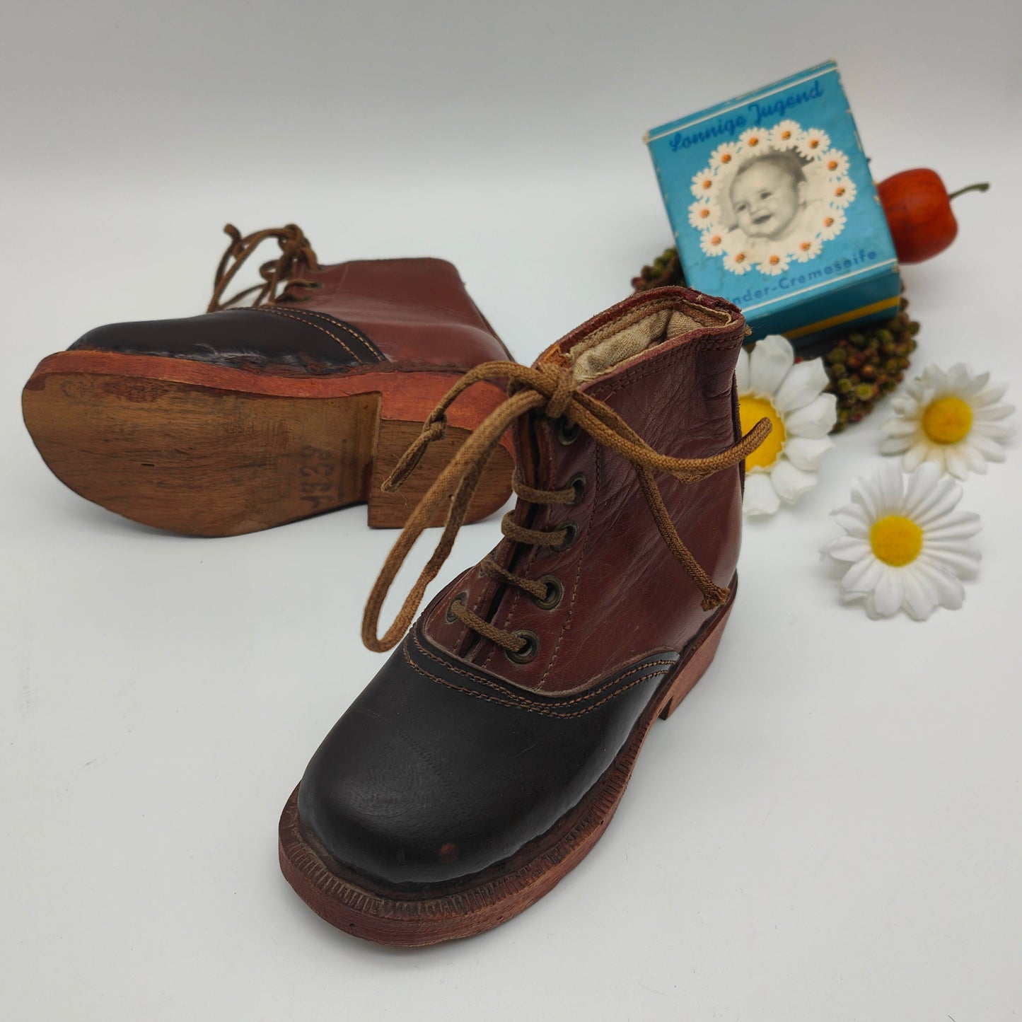 Chaussures anciennes en cuir pour enfants avec semelle en bois, laçage marron et noir, 1939, chaussures de poupée, bottes à lacets, nostalgie, décoratives, objets de collection, rares