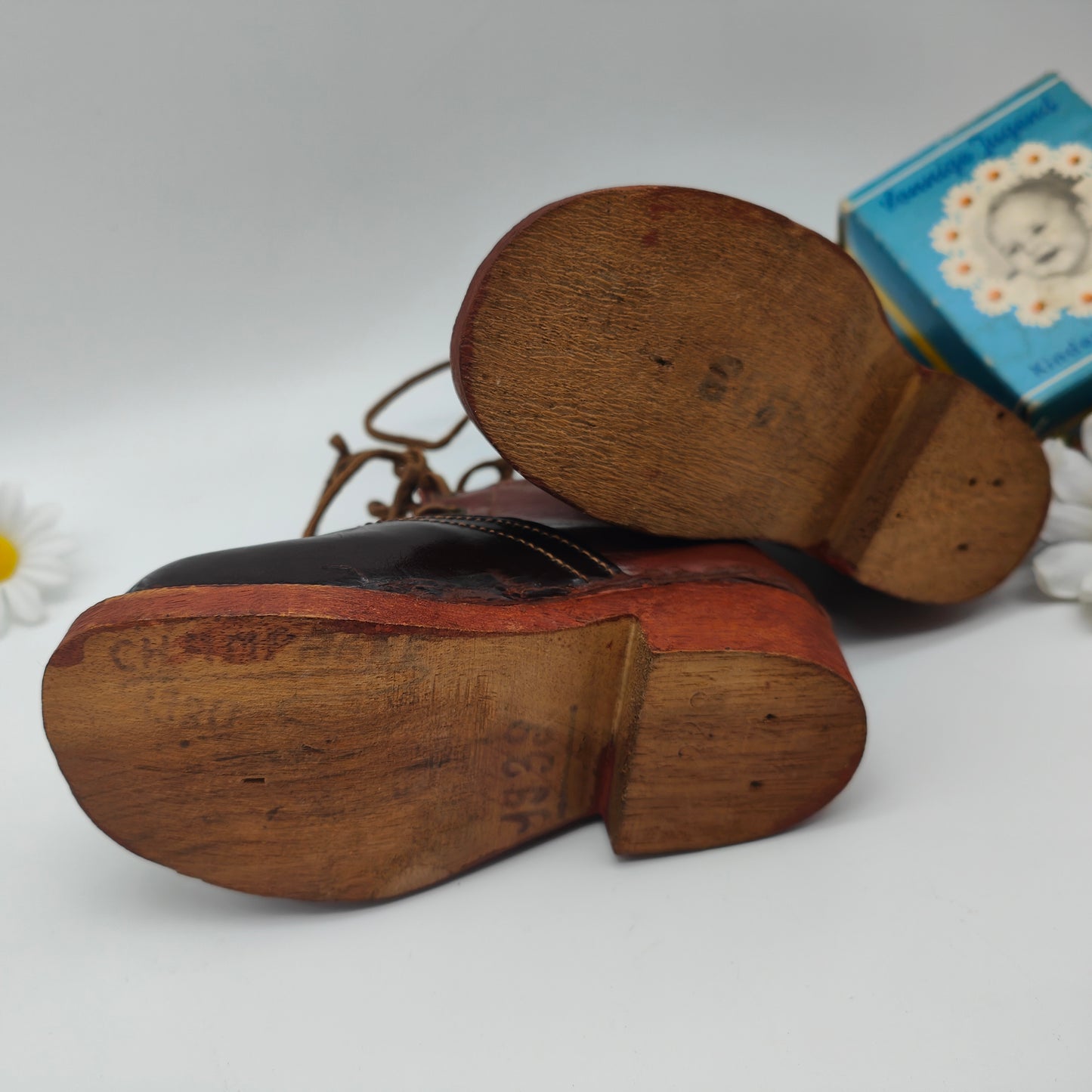 Chaussures anciennes en cuir pour enfants avec semelle en bois, laçage marron et noir, 1939, chaussures de poupée, bottes à lacets, nostalgie, décoratives, objets de collection, rares