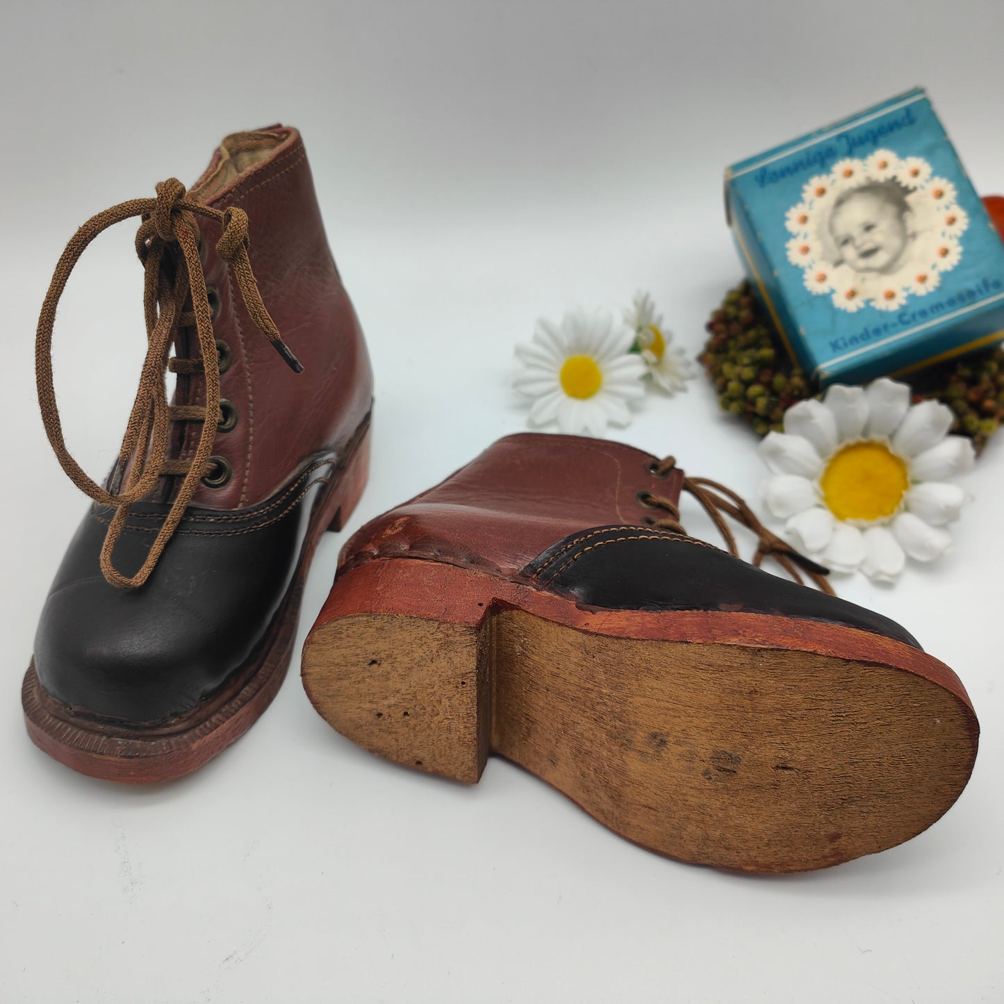 Chaussures anciennes en cuir pour enfants avec semelle en bois, laçage marron et noir, 1939, chaussures de poupée, bottes à lacets, nostalgie, décoratives, objets de collection, rares