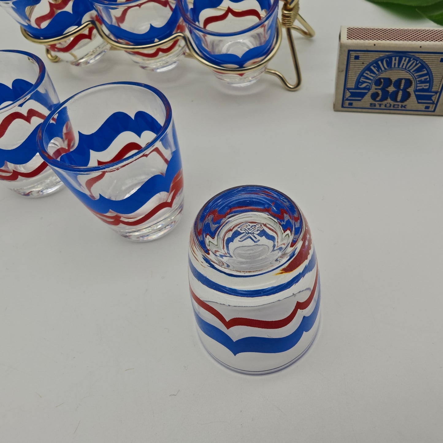 6x verres à liqueur dans un support String Era Mid Century verres à liqueur dorés années 50 60 estampillés en laiton support fil verre à liqueur fête rockabilly