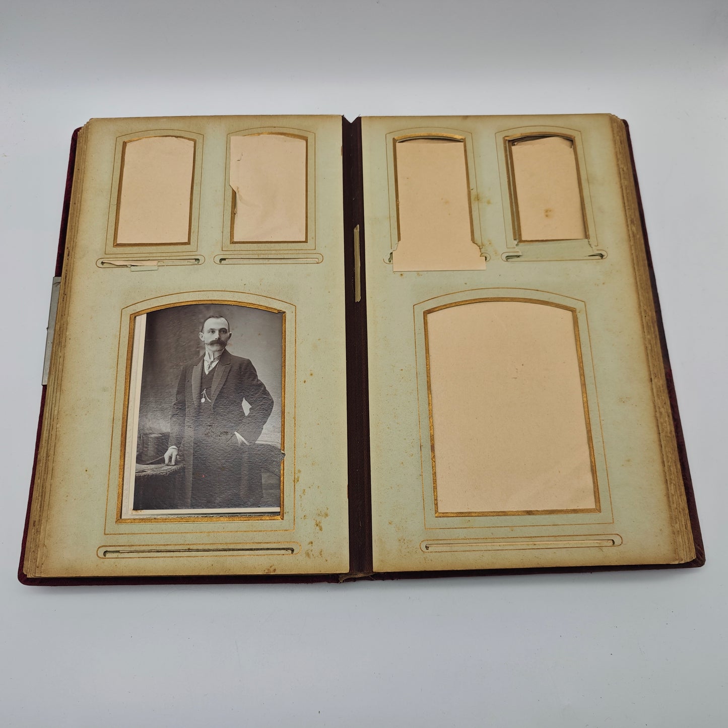 Cabinet photo album Art Nouveau application copper velvet red photos 1900 soldiers wedding civil imperial era gold edge gold edge antique nostalgia