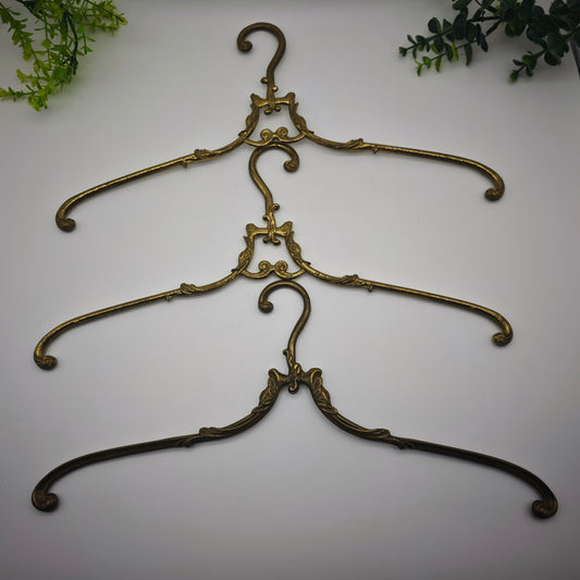 3x Kleiderbügel Hollywood Regency Garderobenbügel goldfarben Barock Messing französisch Midcentury Hochzeit edel Garderobe vintage Metall
