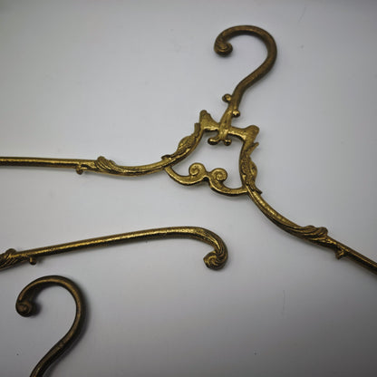 3x Kleiderbügel Hollywood Regency Garderobenbügel goldfarben Barock Messing französisch Midcentury Hochzeit edel Garderobe vintage Metall