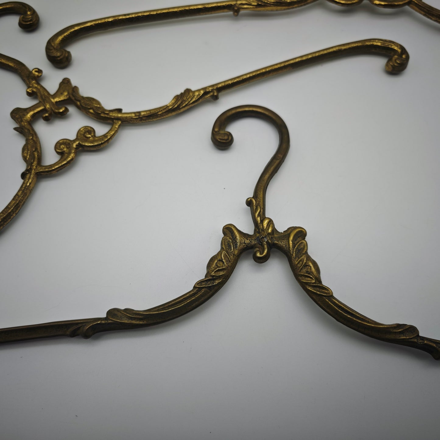 3x Kleiderbügel Hollywood Regency Garderobenbügel goldfarben Barock Messing französisch Midcentury Hochzeit edel Garderobe vintage Metall