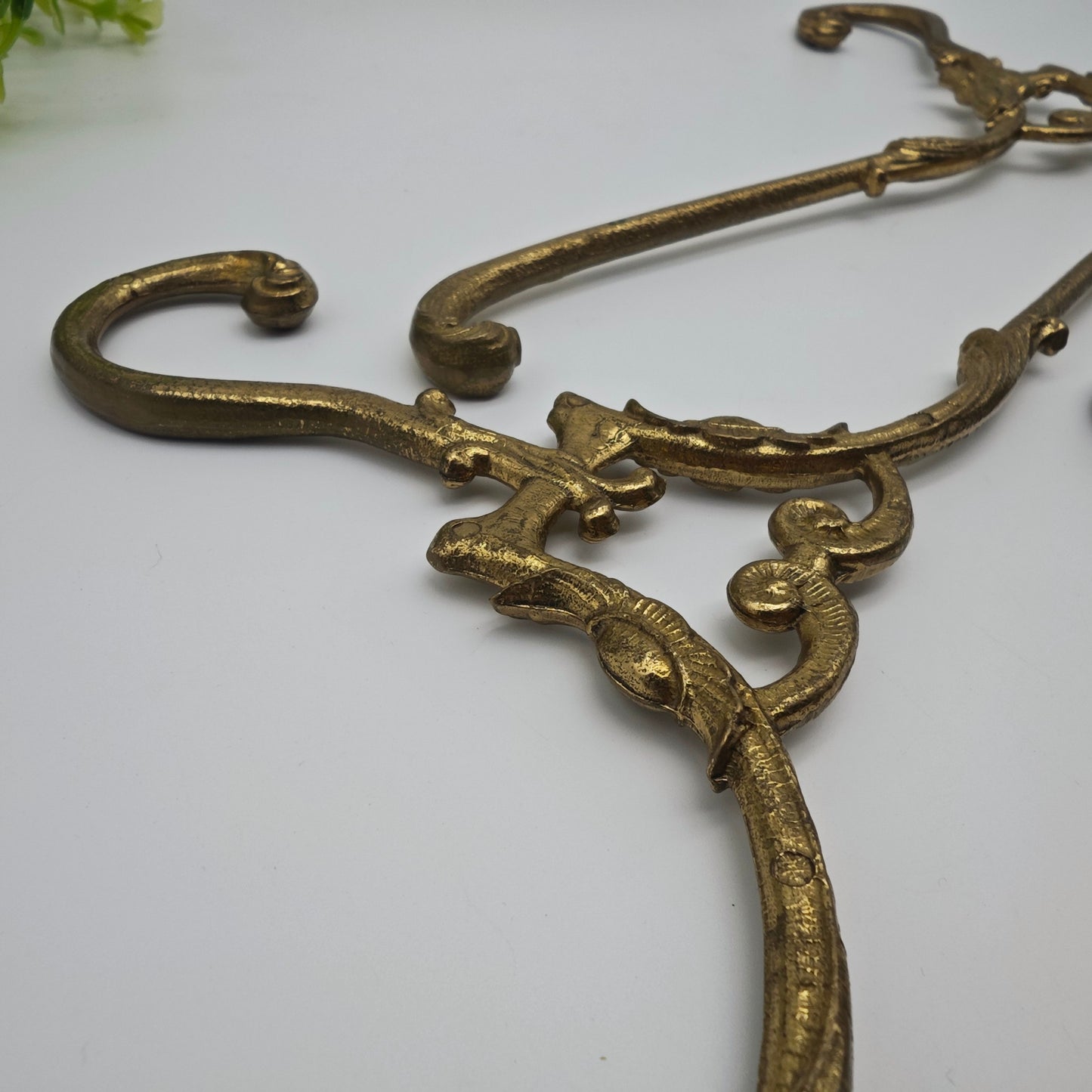 3x Kleiderbügel Hollywood Regency Garderobenbügel goldfarben Barock Messing französisch Midcentury Hochzeit edel Garderobe vintage Metall
