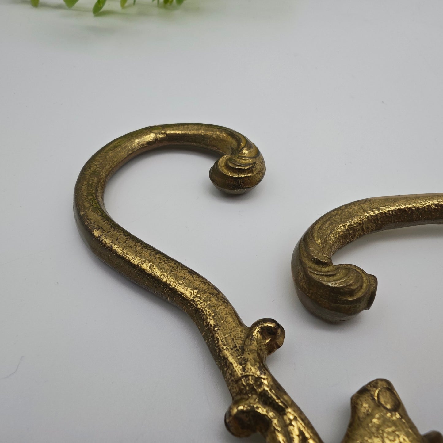 3x Kleiderbügel Hollywood Regency Garderobenbügel goldfarben Barock Messing französisch Midcentury Hochzeit edel Garderobe vintage Metall