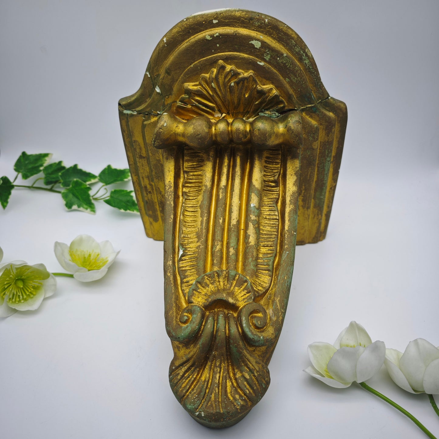 Socle mural en coquillage Colmar doré Hollywood Regency Baroque shabby Chippendale Lys français shabby chic présentation