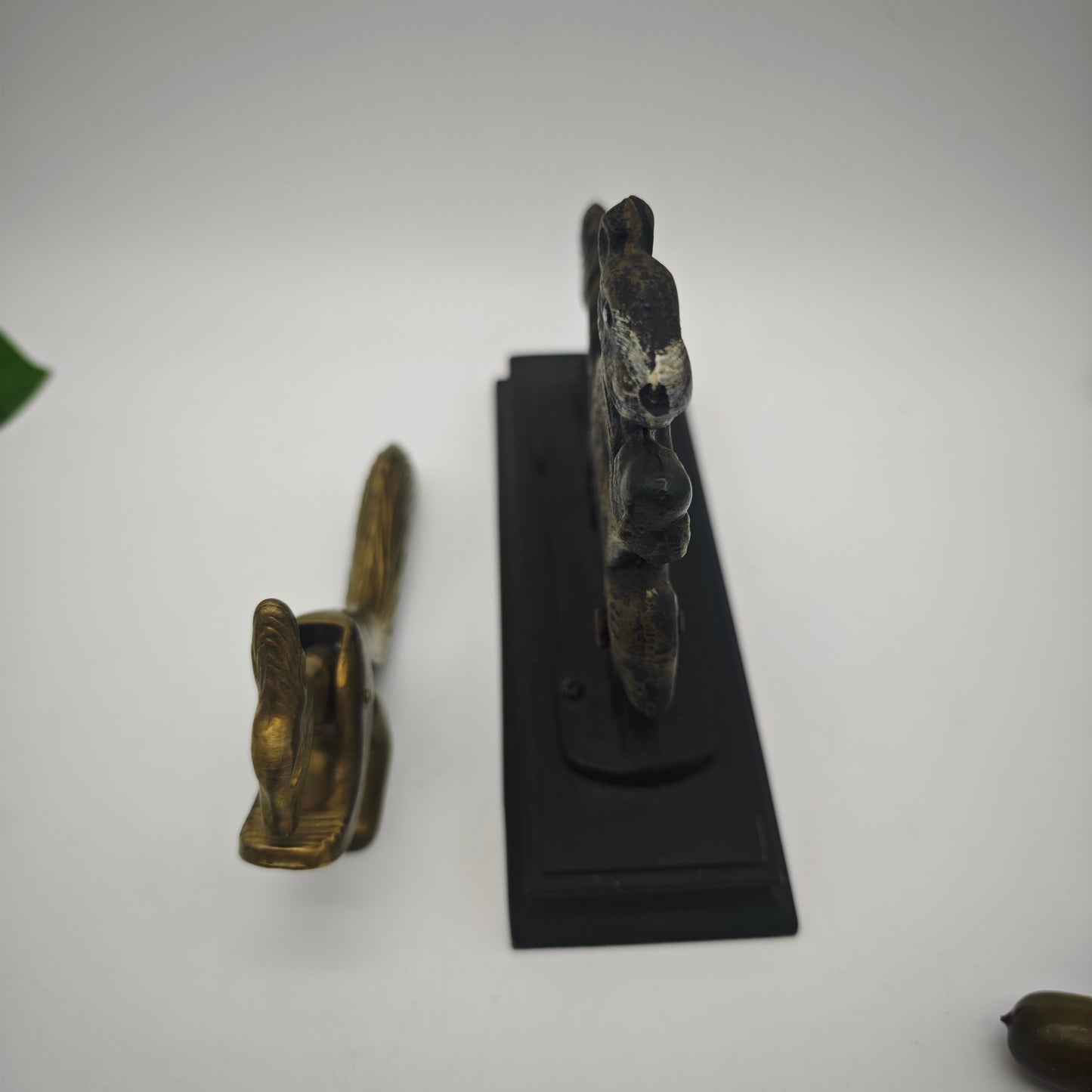 Nussknacker Eichhörnchen Gusseisen auf Holzsockel oder Messing goldfarben Auswahl Metall