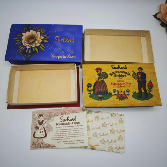 2x Schachteln Suchard Pralinen Karton Königin der Nacht Schwarzwald Kirschen Lörrach Schokolade Pralinenschachteln Konfektbox vintage Verpackung