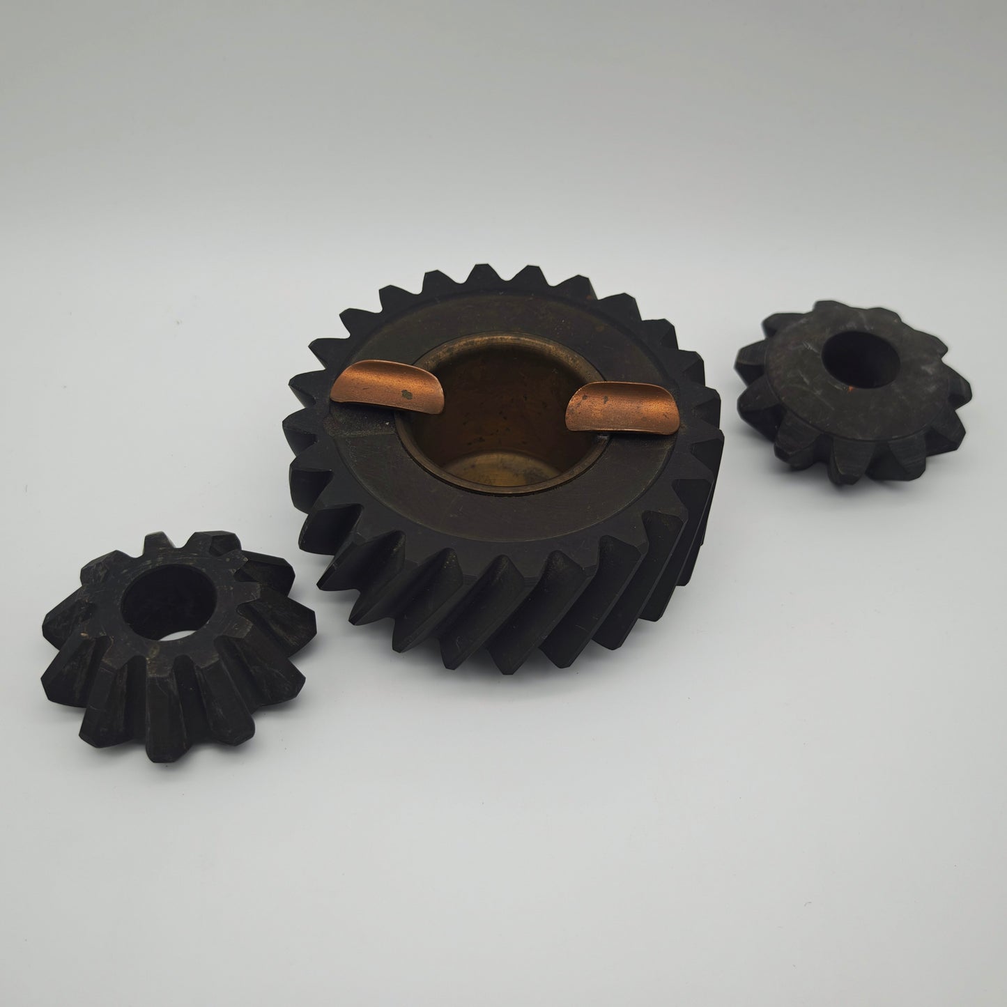 Handmade ashtray made of gearwheel solid metal Industrial Design 3-piece with two additional gearwheels Vintage style mechanical engineering