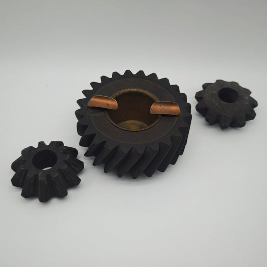 Handmade ashtray made of gearwheel solid metal Industrial Design 3-piece with two additional gearwheels Vintage style mechanical engineering