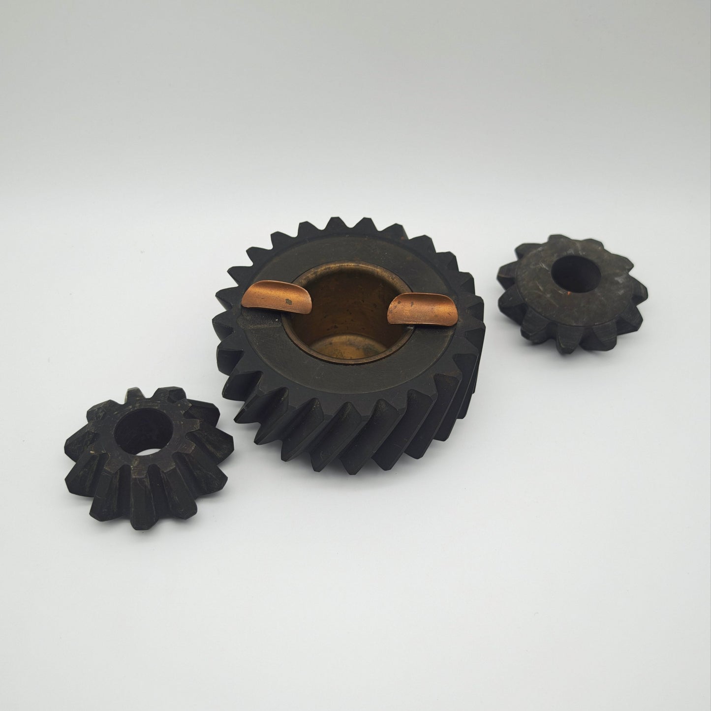 Handmade ashtray made of gearwheel solid metal Industrial Design 3-piece with two additional gearwheels Vintage style mechanical engineering