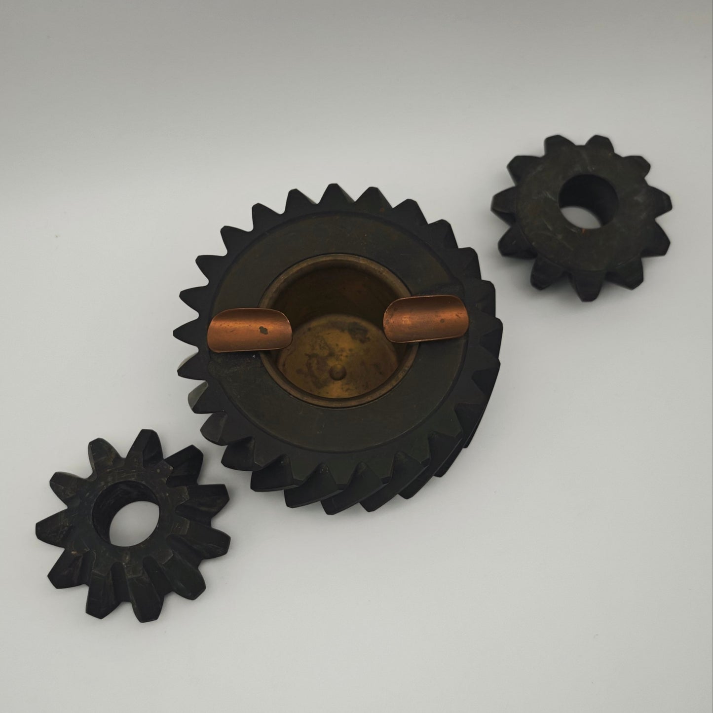 Handmade ashtray made of gearwheel solid metal Industrial Design 3-piece with two additional gearwheels Vintage style mechanical engineering
