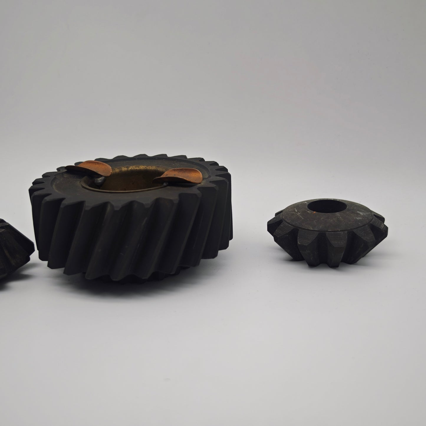 Handmade ashtray made of gearwheel solid metal Industrial Design 3-piece with two additional gearwheels Vintage style mechanical engineering