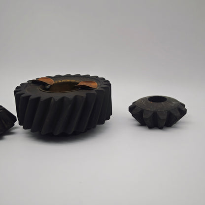 Handmade ashtray made of gearwheel solid metal Industrial Design 3-piece with two additional gearwheels Vintage style mechanical engineering