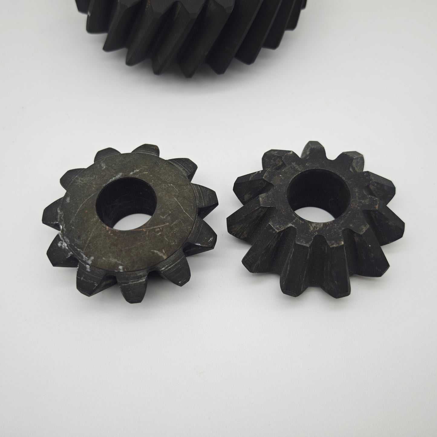 Handmade ashtray made of gearwheel solid metal Industrial Design 3-piece with two additional gearwheels Vintage style mechanical engineering