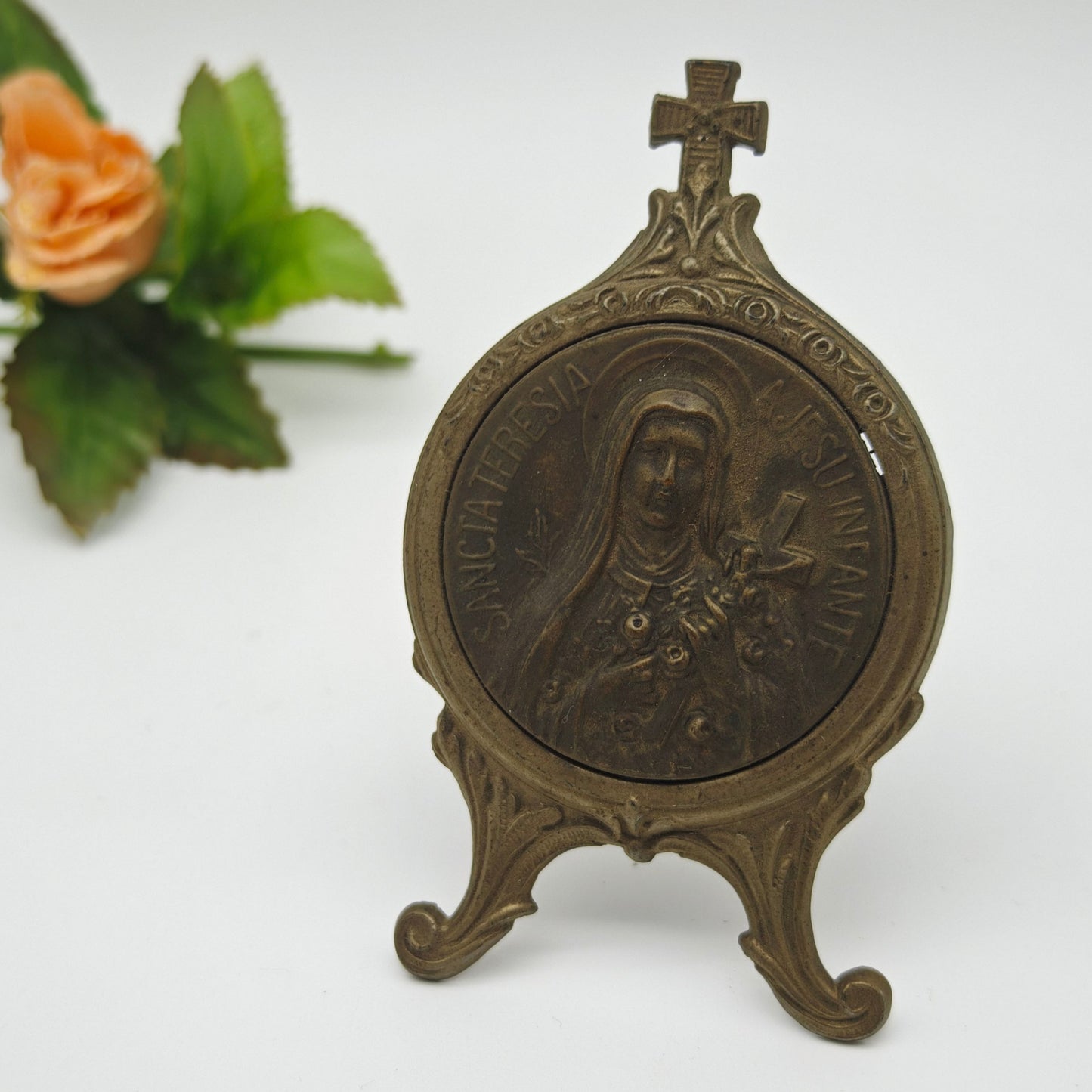 Heiligenbild aus Metallguss Therese von Lisieux Sancta Teresia A Jesu Infante Christlicher Aufsteller katholisch Tischaufsteller Ikone Altar Medaillon Relief Medaille Reliquie Wallfahrt Hausaltar