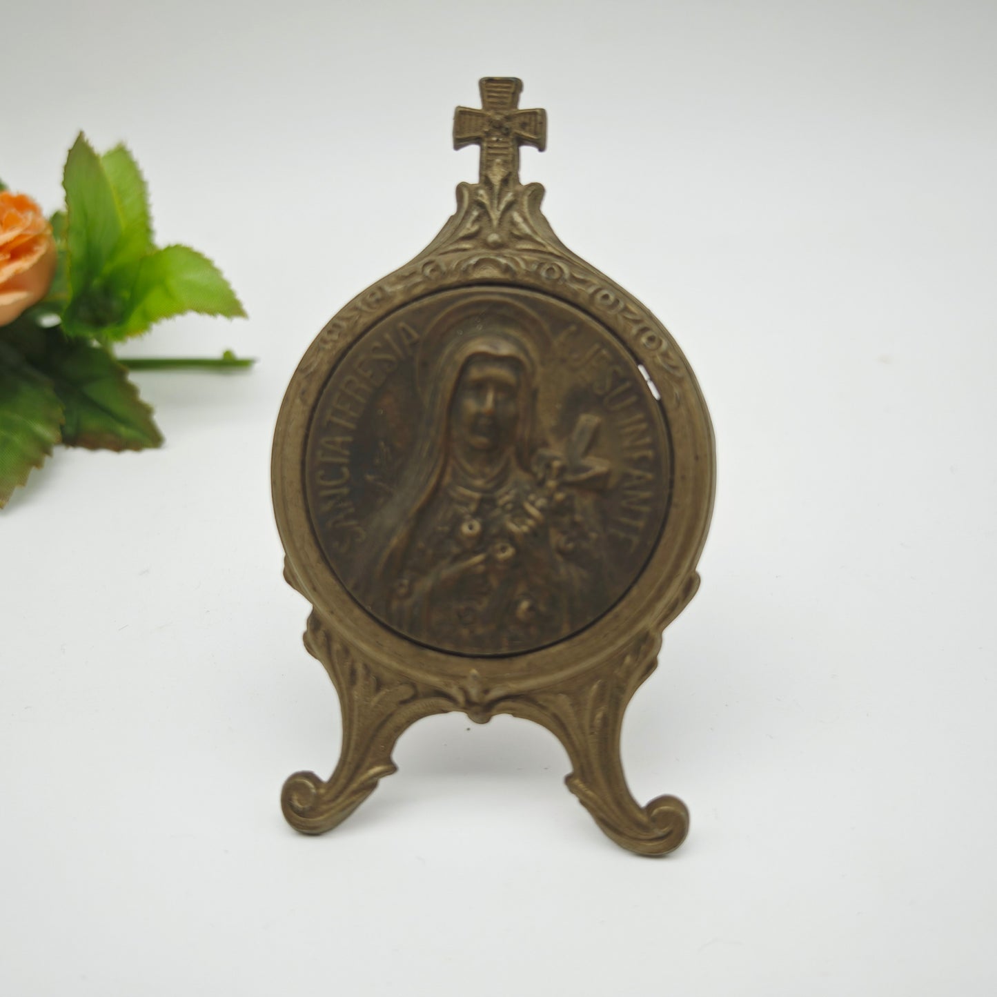 Heiligenbild aus Metallguss Therese von Lisieux Sancta Teresia A Jesu Infante Christlicher Aufsteller katholisch Tischaufsteller Ikone Altar Medaillon Relief Medaille Reliquie Wallfahrt Hausaltar