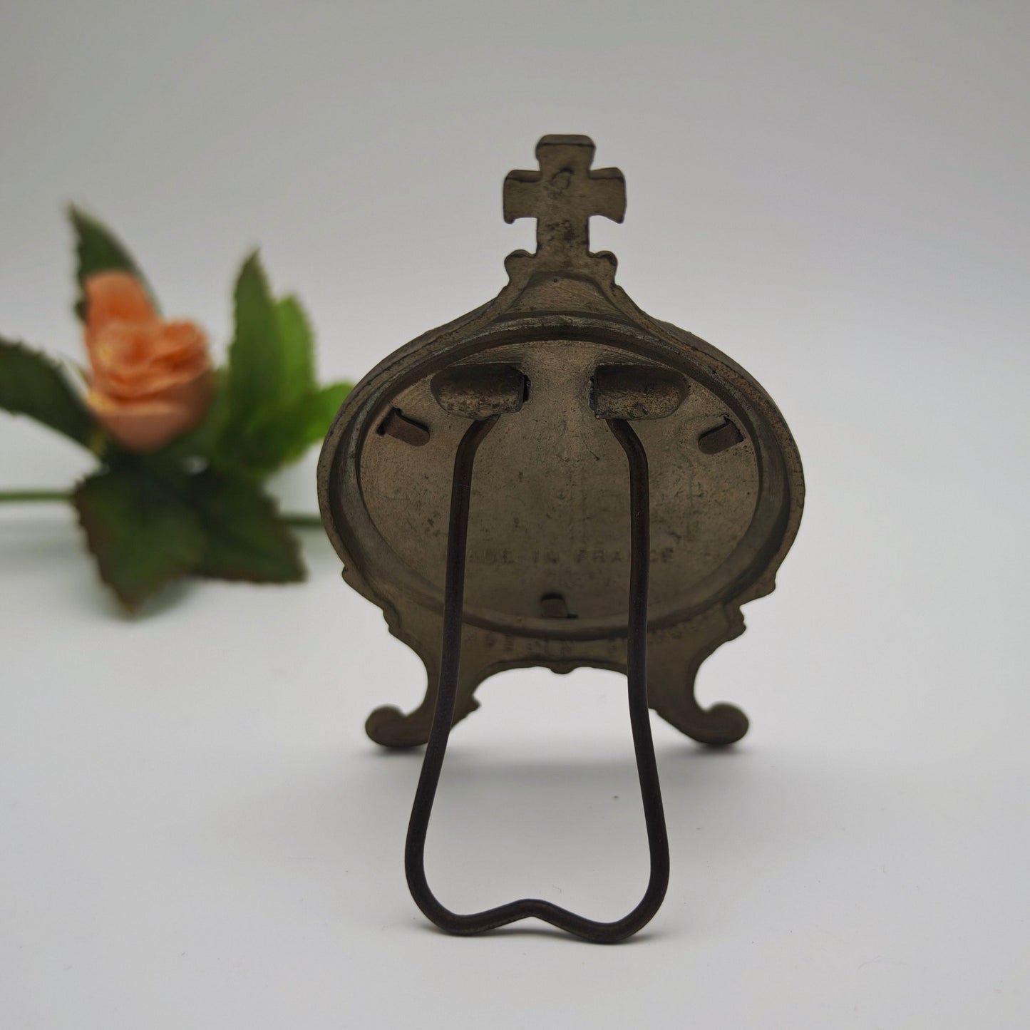Heiligenbild aus Metallguss Therese von Lisieux Sancta Teresia A Jesu Infante Christlicher Aufsteller katholisch Tischaufsteller Ikone Altar Medaillon Relief Medaille Reliquie Wallfahrt Hausaltar