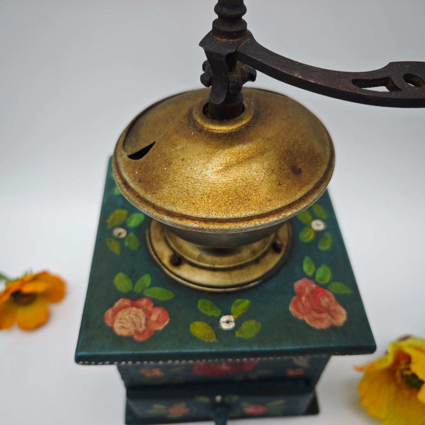 Coffee grinder vintage peasant painting crank manual hand mill decoration country house kitchen