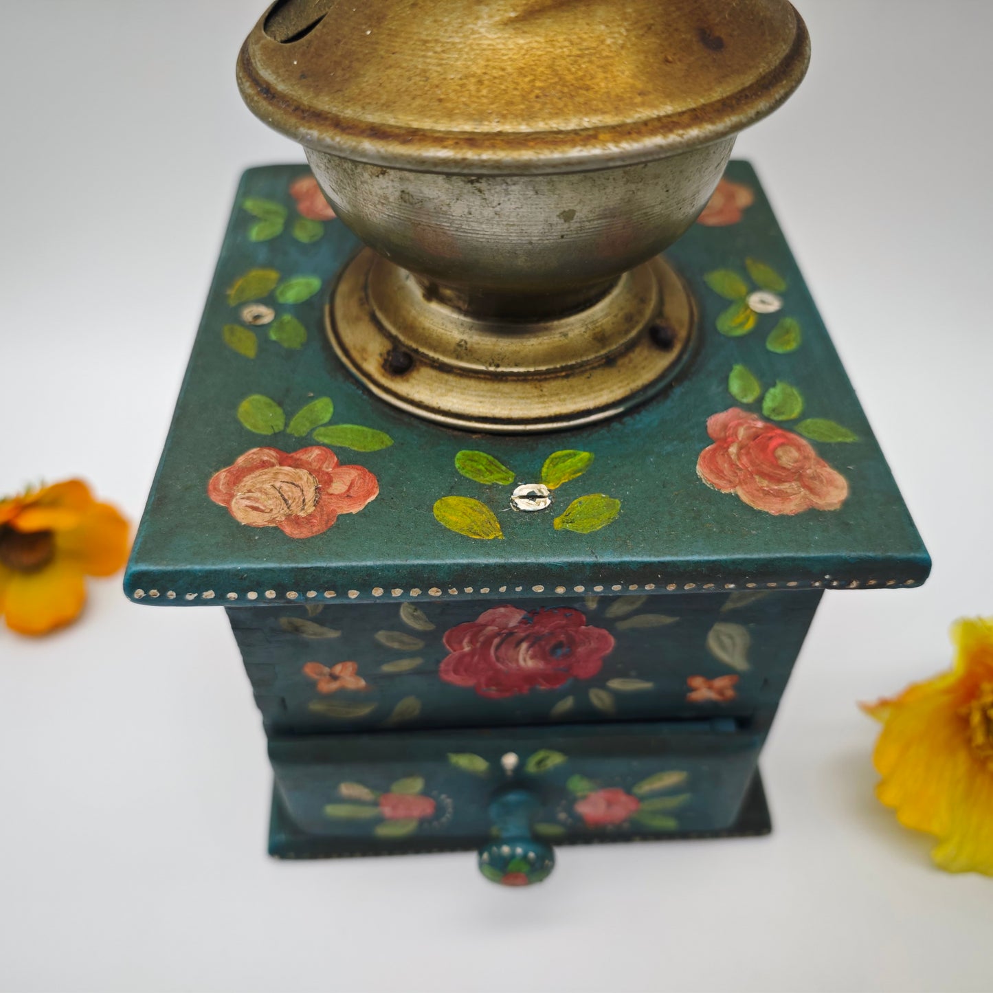 Coffee grinder vintage peasant painting crank manual hand mill decoration country house kitchen