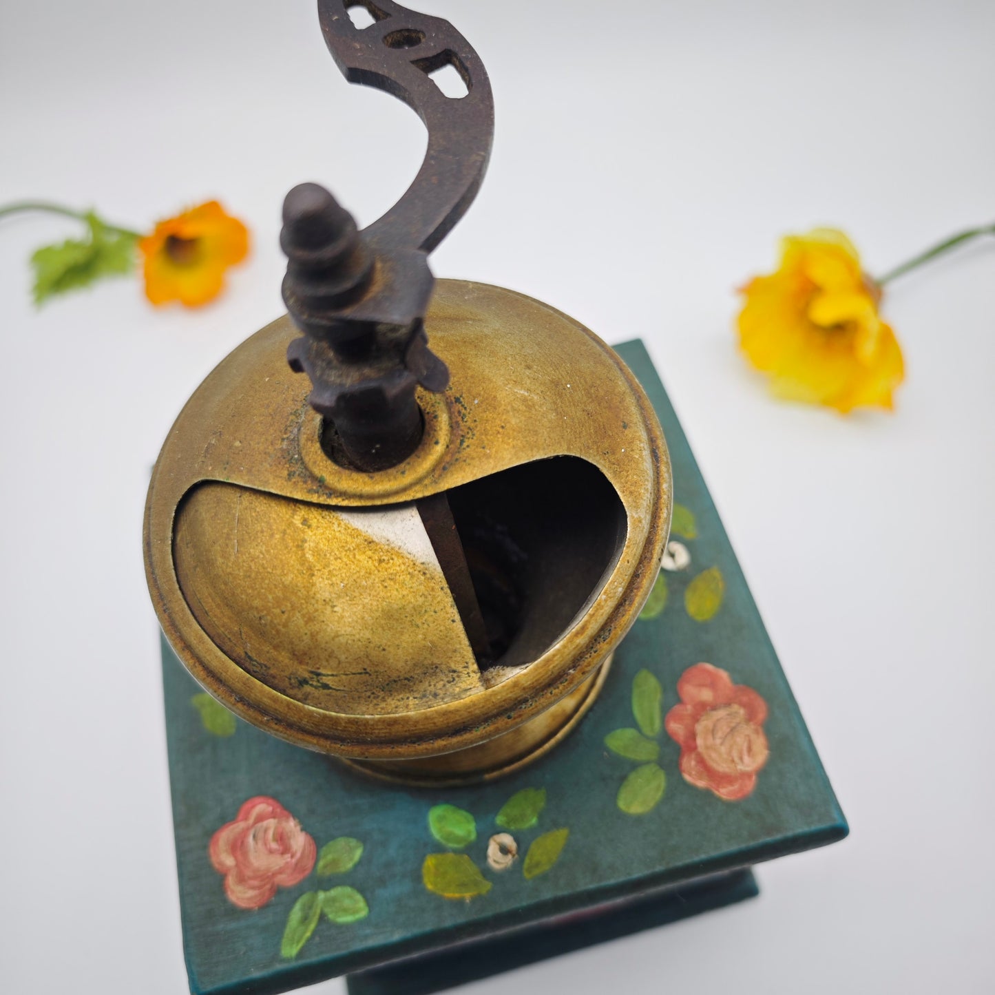 Coffee grinder vintage peasant painting crank manual hand mill decoration country house kitchen