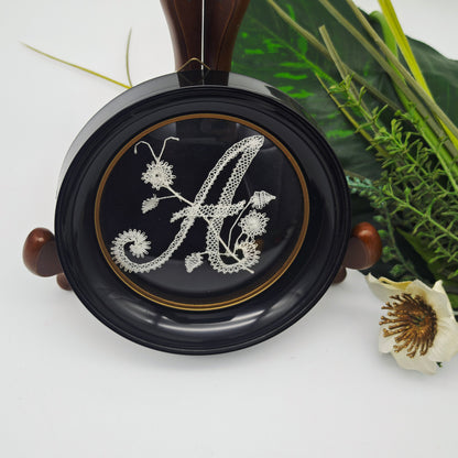 Initial A geklöppelt gerahmt Blumenmuster Wandbild rund Spitze Klöppelspitze