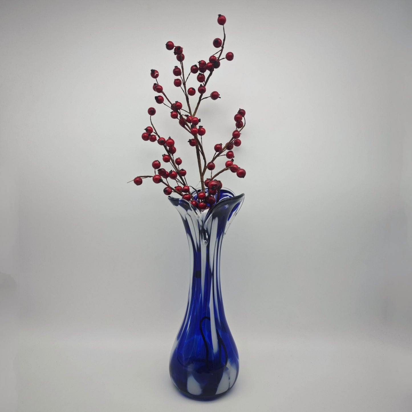 Murano Glasvase Vintage kobaltblau weiß Handarbeit mundgeblasen Opalglas geschwungene Öffnung 26 cm Blumenvase Mid Century