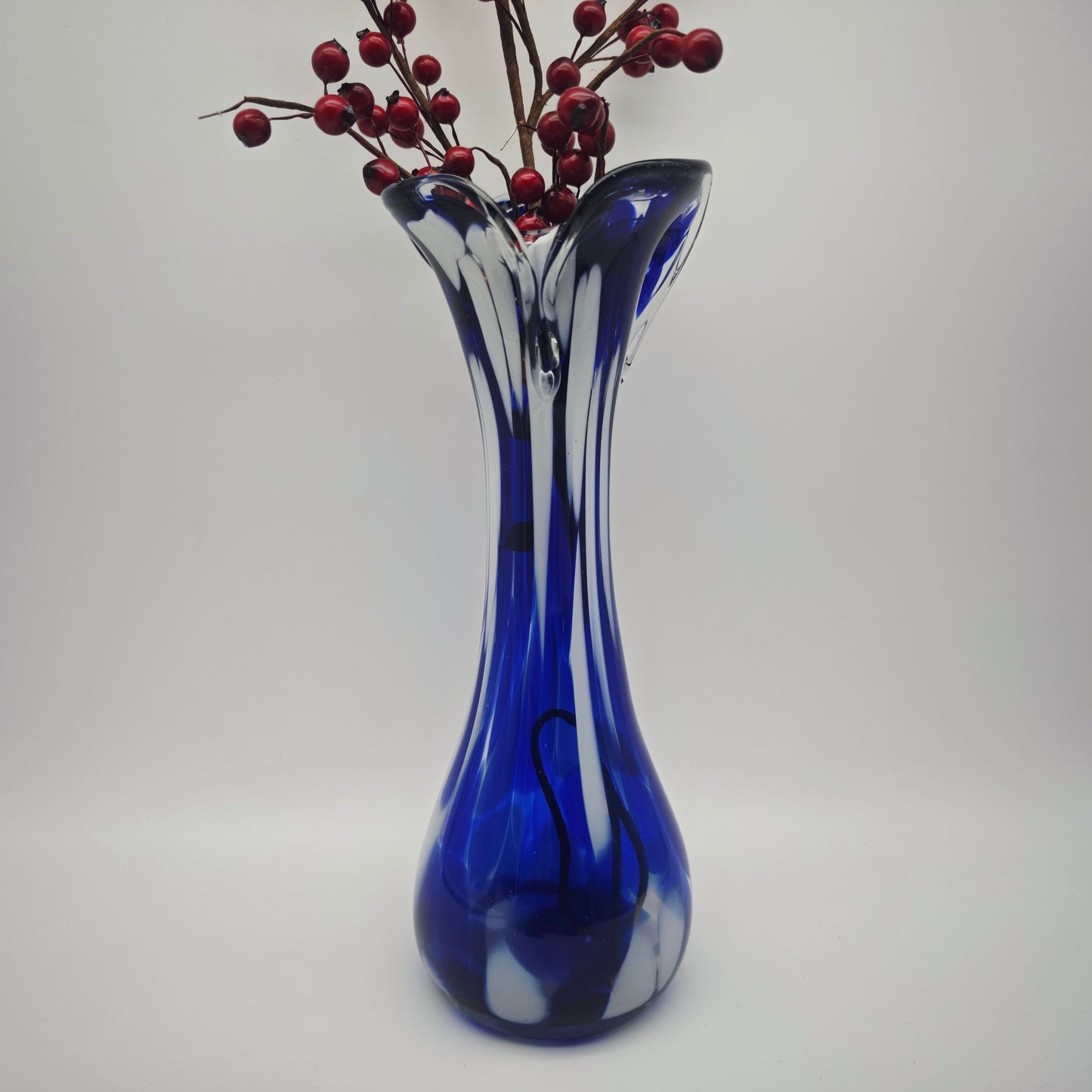 Murano Glasvase Vintage kobaltblau weiß Handarbeit mundgeblasen Opalglas geschwungene Öffnung 26 cm Blumenvase Mid Century