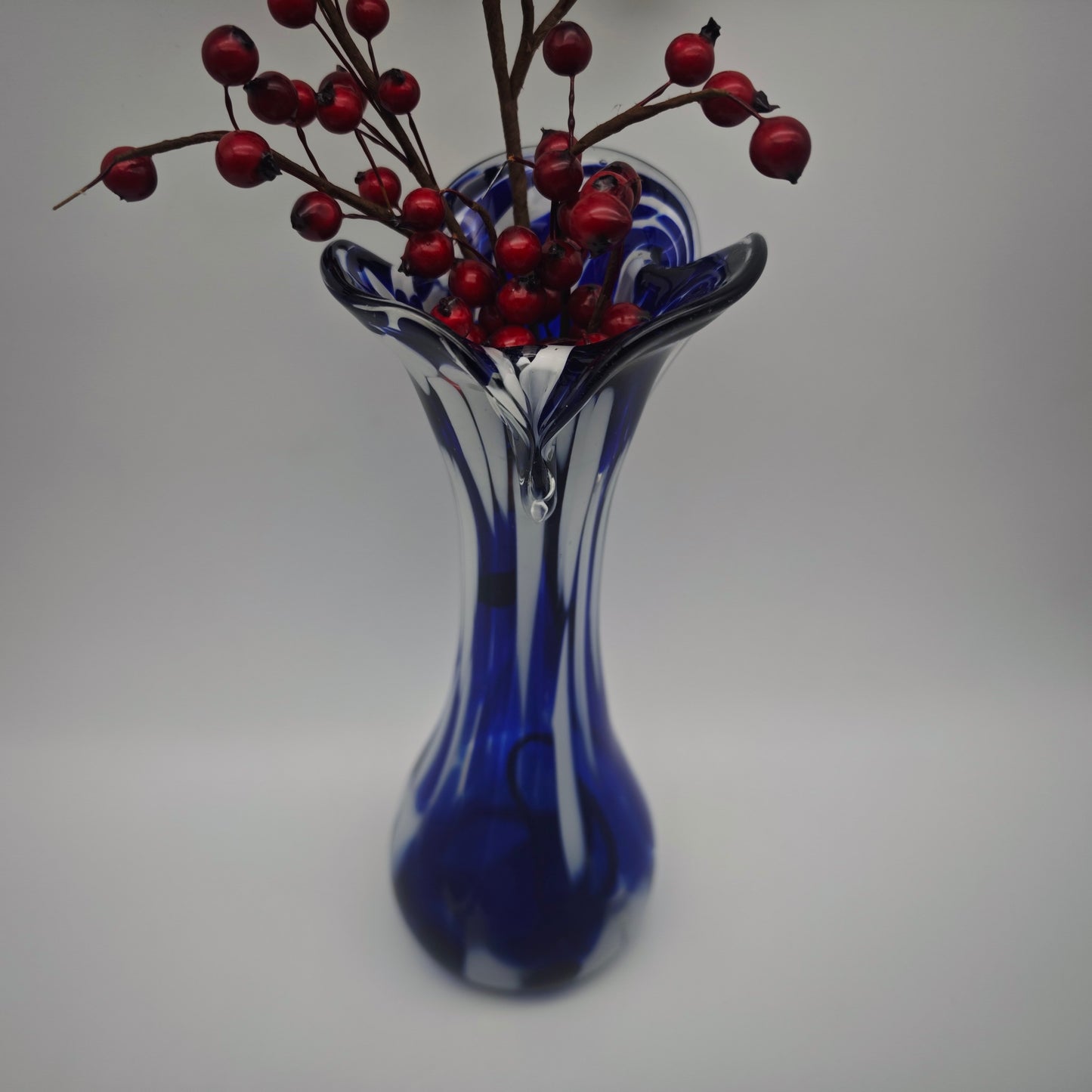 Murano Glasvase Vintage kobaltblau weiß Handarbeit mundgeblasen Opalglas geschwungene Öffnung 26 cm Blumenvase Mid Century