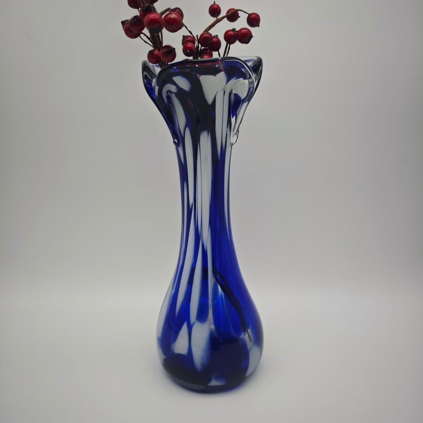 Murano Glasvase Vintage kobaltblau weiß Handarbeit mundgeblasen Opalglas geschwungene Öffnung 26 cm Blumenvase Mid Century