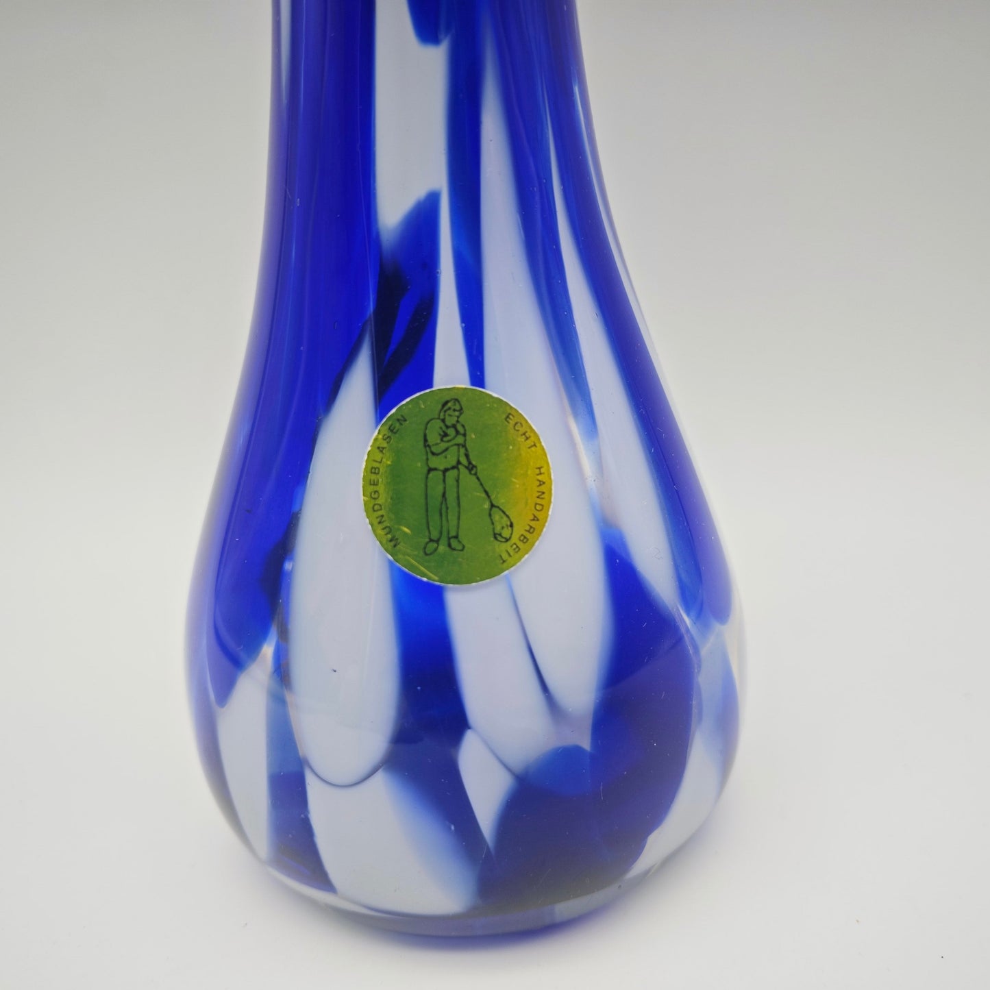 Murano Glasvase Vintage kobaltblau weiß Handarbeit mundgeblasen Opalglas geschwungene Öffnung 26 cm Blumenvase Mid Century