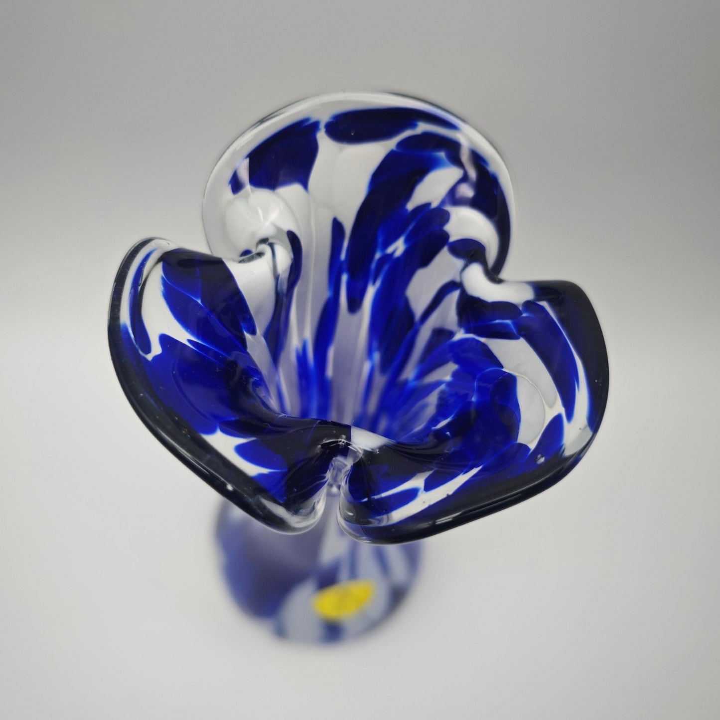 Murano Glasvase Vintage kobaltblau weiß Handarbeit mundgeblasen Opalglas geschwungene Öffnung 26 cm Blumenvase Mid Century